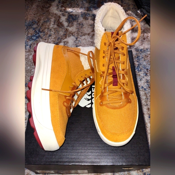 SOREL X CALIA Sneaker Boots Out N About 503 Mid Cozy Canyon Gold Size 8.5 - Picture 1 of 9